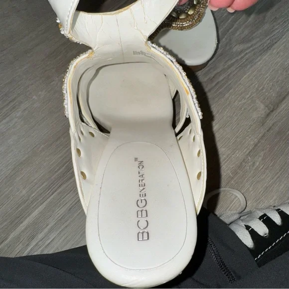 BCBG heels - Picture 3 of 9